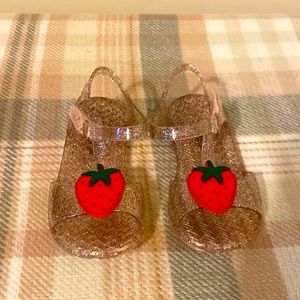 SOLD ❌Old navy toddler girl strawberrry jellies